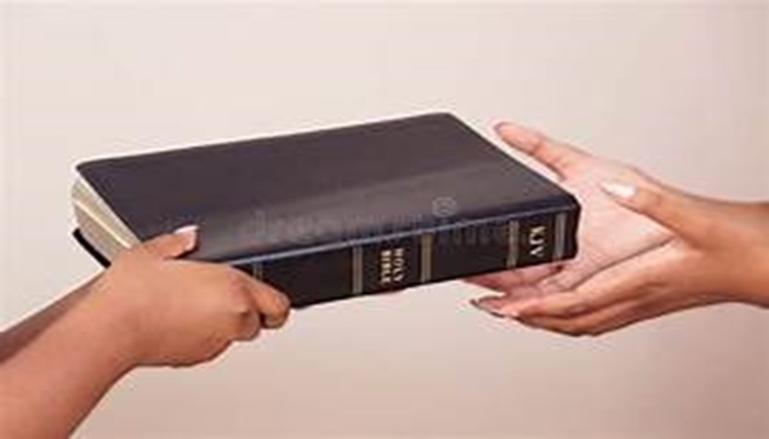 Lire la suite à propos de l’article DONNEZ-LEUR VOUS-MEME UNE BIBLE! 